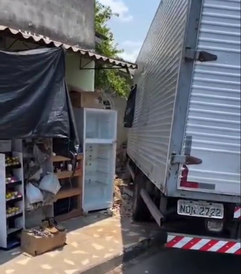 Caminhão invade casa no Colônia Terra Nova (Foto: Reprodução)