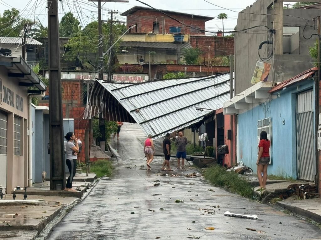 No Tarumã, Casas são atingidas por telhado durante forte chuva (Foto: Reprodução)