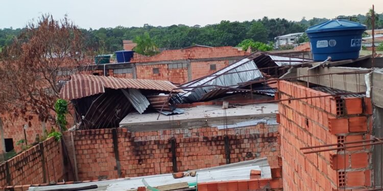 Telhado atinge três casas após forte chuva nesta quinta-feira, 26/9 (Foto: Reprodução)