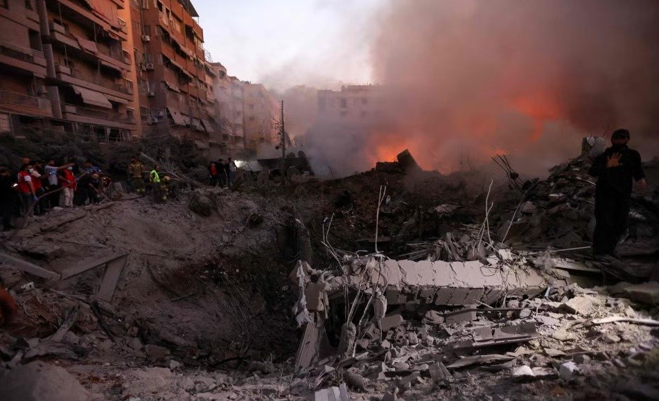 Escombros após ataque contra grupo terrorista Hezbollah, no Sul do Líbano (Foto: Ibrahim AMRO / AFP)