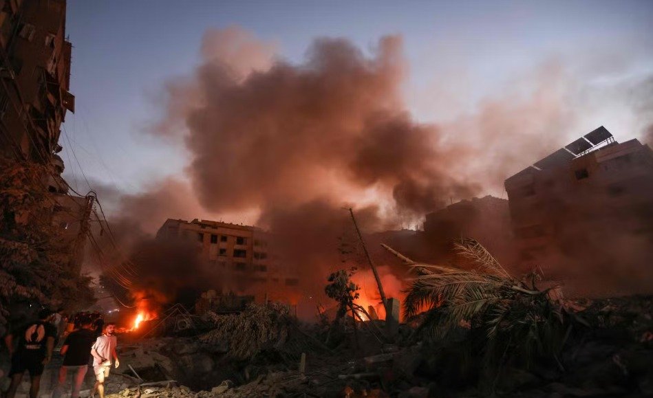 Escombros após ataque contra grupo terrorista Hezbollah, no Sul do Líbano (Foto: Ibrahim AMRO / AFP)