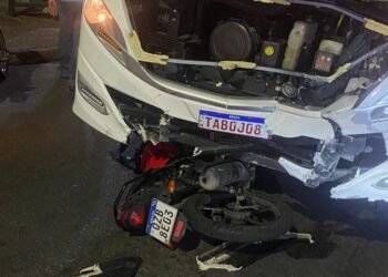 Acidente entre micro-ônibus e motocicleta