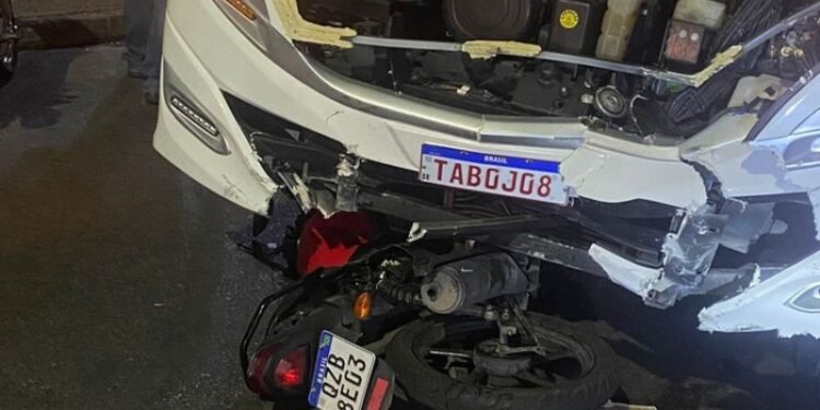 Acidente entre micro-ônibus e motocicleta