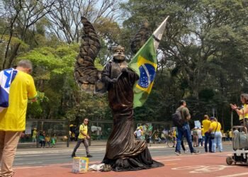 Dezenas de milhares de pessoas lotam a Avenida Paulista em ato contra Alexandre de Moraes| Foto: Luisa Purchio/Gazeta do Povo Leia mais em: https://www.gazetadopovo.com.br/republica/manifestacao-de-7-de-setembro-contra-moraes-atrai-multidao-a-avenida-paulista-acompanhe/ Dezenas de milhares de pessoas lotam a Avenida Paulista em ato contra Alexandre de Moraes- (Foto: Luisa Purchio/Gazeta do Povo)