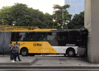 Acidente com BRT deixa ao menos 25 feridos no Rio