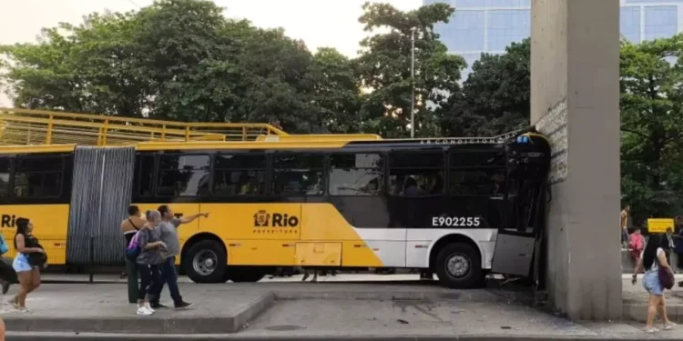 Acidente com BRT deixa ao menos 25 feridos no Rio