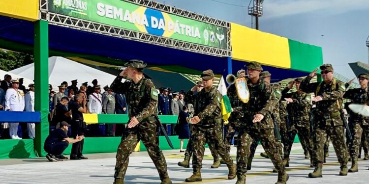 Manauaras prestigiam desfile cívico-militar de 7 de Setembro
