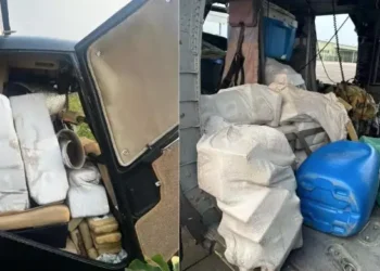 Helicóptero é interceptado com carregamento de droga nos arredores de Manaus — Foto: Divulgação FAB