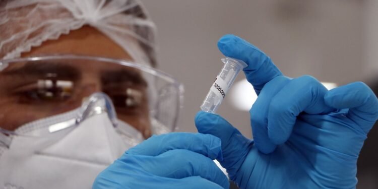 Anvisa aprova atualização de vacina contra covid-19 - (Foto: Reprodução/ Peter Ilicciev)