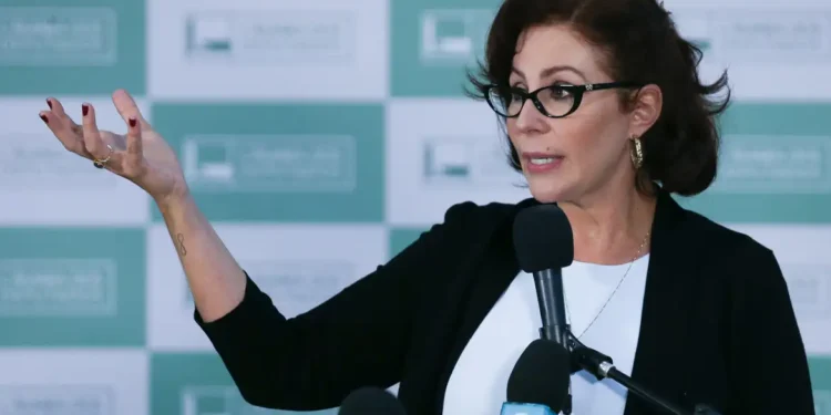 Deputada Carla Zambelli é internada e falta a depoimento no STF