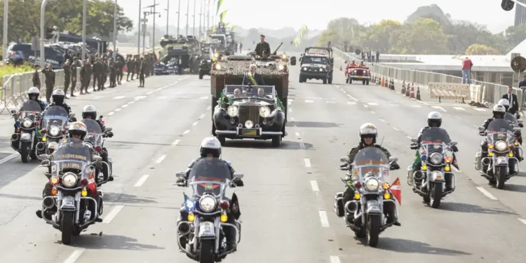 Autoridades prestigiam desfile do 7 de Setembro em Brasília