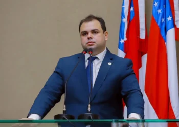 Após ocultar vice em vídeos, Justiça manda Roberto Cidade retirar publicações das redes sociais