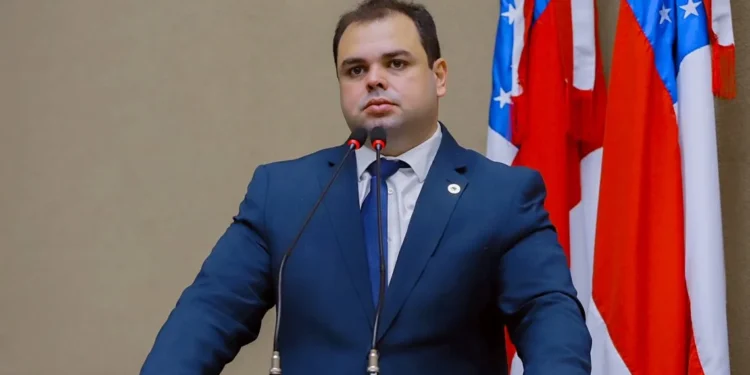 Após ocultar vice em vídeos, Justiça manda Roberto Cidade retirar publicações das redes sociais