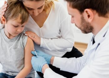 Segurança das vacinas: especialista esclarece mitos e reforça importância da imunização