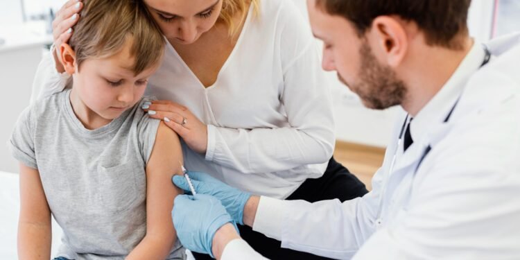 Segurança das vacinas: especialista esclarece mitos e reforça importância da imunização