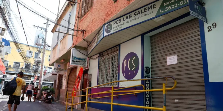 Laboratório alega falha humana em resultados errados de testes de HIV