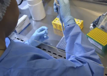 Nova variante do vírus Sars-CoV-2 é identificada em três estados