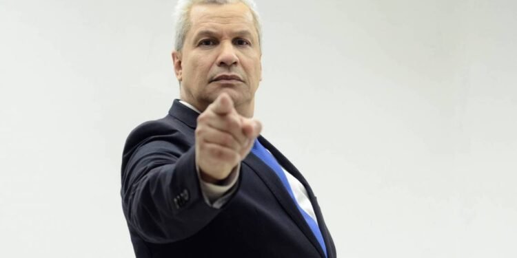 Sikera Jr e RedeTV! terão que pagar R$ 20 mil a motorista do uber chamado de