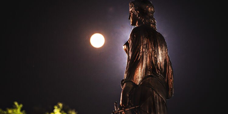 A primeira superlua do ano pôde ser vista no dia 19/8 (Foto: João Dejacy/ Rios de Notícias)
