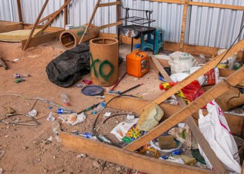 Fala Manaus: prefeito constrói 'casinhas de pombos' para feirantes do Santo Antônio