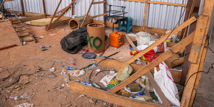 Fala Manaus: prefeito constrói 'casinhas de pombos' para feirantes do Santo Antônio