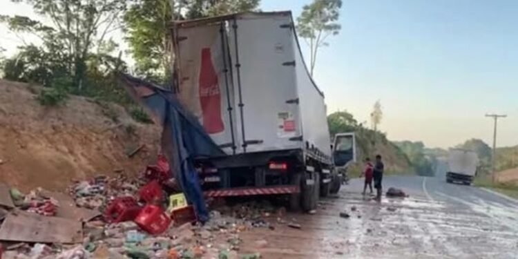 Motorista colide caminhão e morre em Rio Preto da Eva