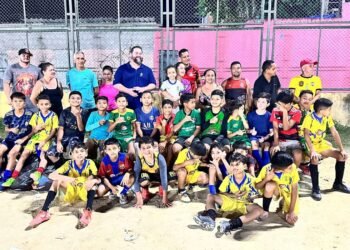 Participantes e coordenadores da Escola de Craques do Canaranas (Arquivo Pessoal)