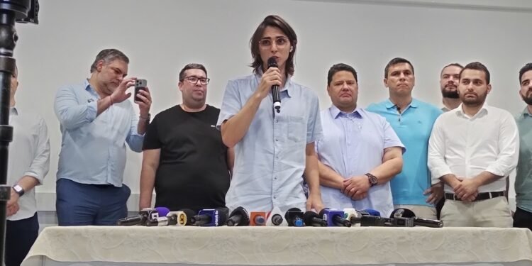 Amom Mandel durante anúncio de apoio a Alberto Neto (João Dejacy/Rios de Notícias)