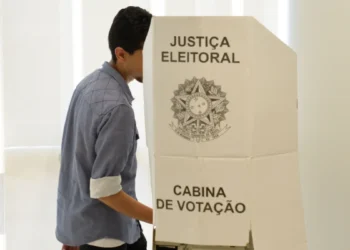 Eleições são encerradas em todo o país; começa apuração dos votos