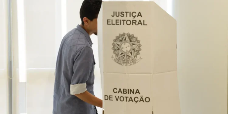 Eleições são encerradas em todo o país; começa apuração dos votos