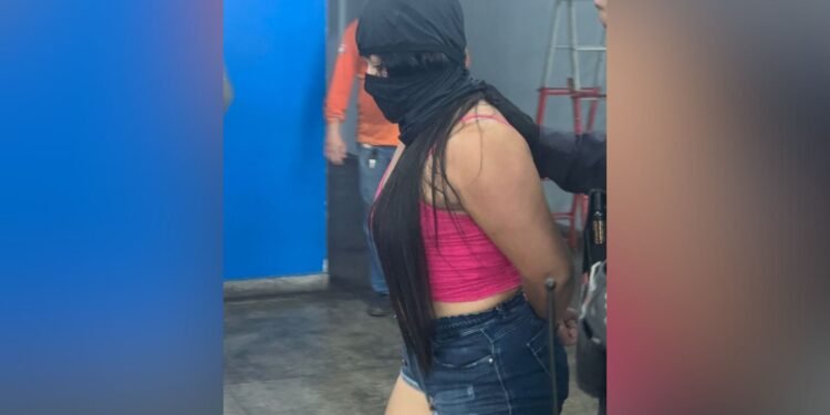 Mulher presa em Manaus