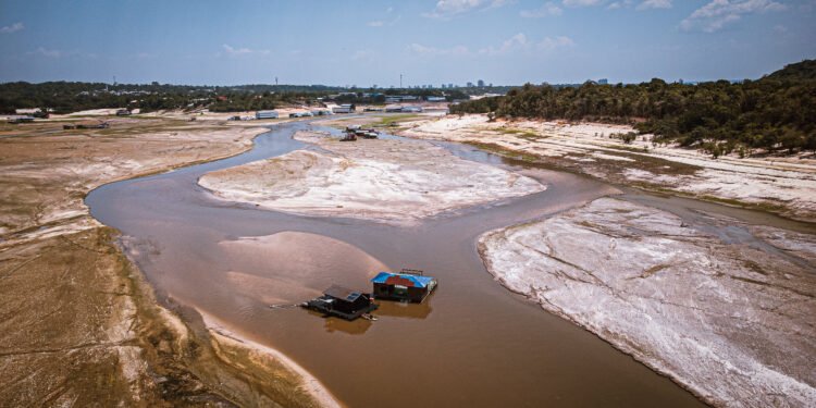 Seca no Rio Negro