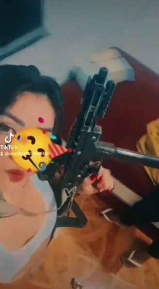 Adriane Andrade Gomes postava vídeos nas redes sociais com armas de fogo (Foto: Reprodução)