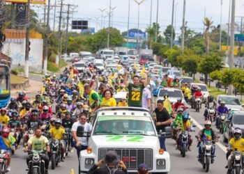 Capitão Alberto Neto e professora Maria do Carmo realizam motocarreata em Manaus um dia antes das eleições