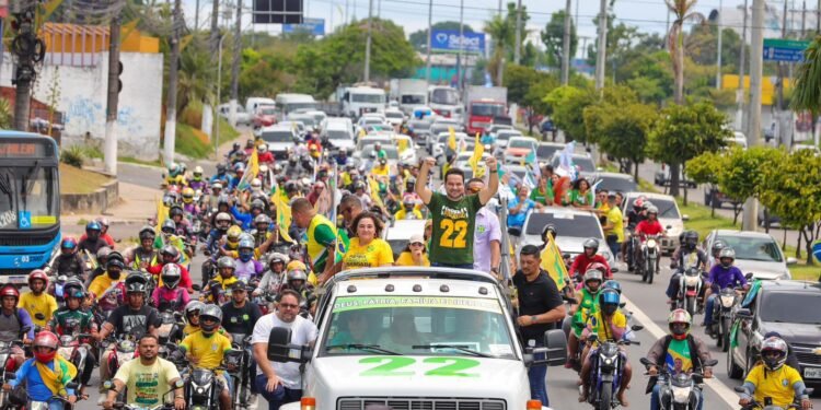 Capitão Alberto Neto e professora Maria do Carmo realizam motocarreata em Manaus um dia antes das eleições