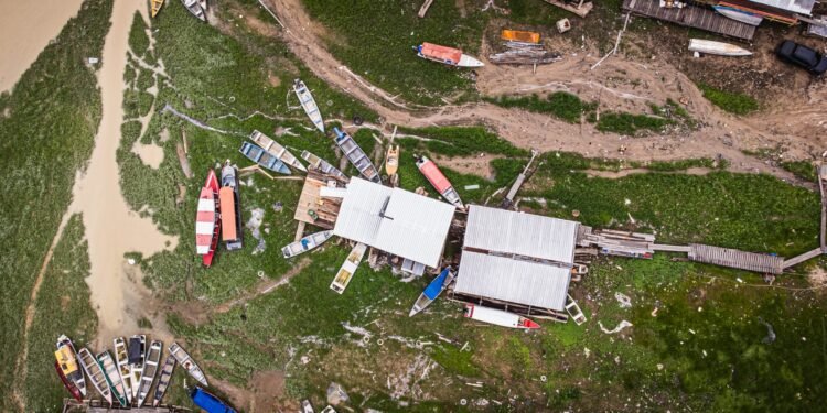 Seca histórica: Rio Negro continua a secar e marca 12,29 metros em Manaus