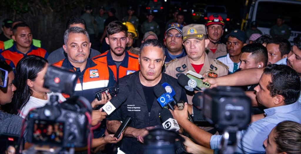 Secretário de segurança pública do Amazonas fala sobre deslizamento de terra em Porto de Manacapuru - (Foto: João Dejacy/Rios de Notícias)