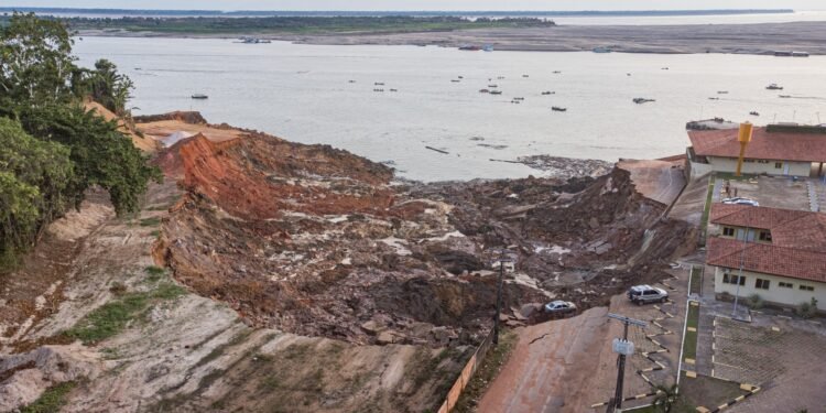 Deslizamento de terra atinge de parte do Porto na comunidade Terra Preta em Manacapuru - (Foto: João Dejacy/Rios de Notícias)