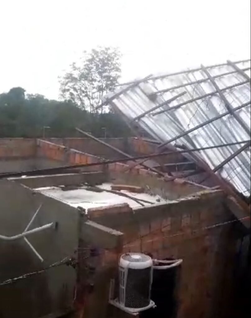 Homem tem casa destelhada após forte chuva na zona Sul de Manaus (Foto: Reprodução)