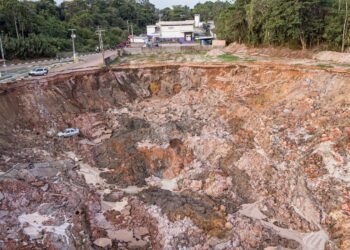 Pesquisadores analisam aterro como resultado para deslizamento no Porto de Terra Preta em Manacapuru