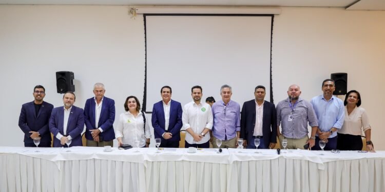 Capitão Alberto Neto e professora Maria do Carmo recebem profissionais da construção civil