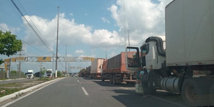 Carretas estão paradas no porto da Ceasa há mais de 24 horas