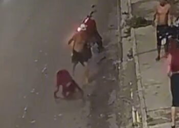 Idoso é espancado por dois homens em via do Aleixo (Foto: Reprodução/ Redes sociais)