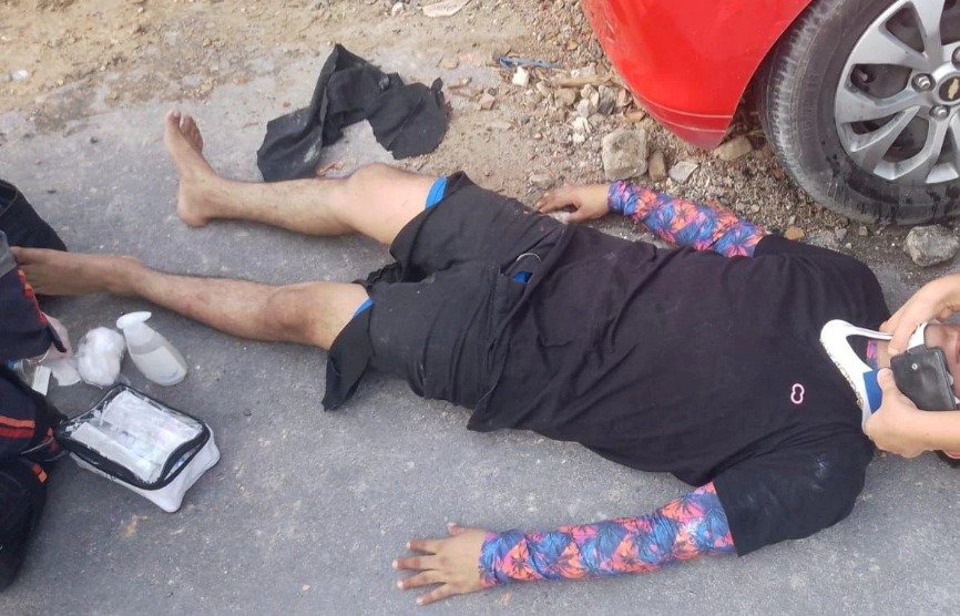 Motociclista aguardava atendimento antes de ser socorrido pelo SAMU (Foto: Reprodução/ Redes sociais)