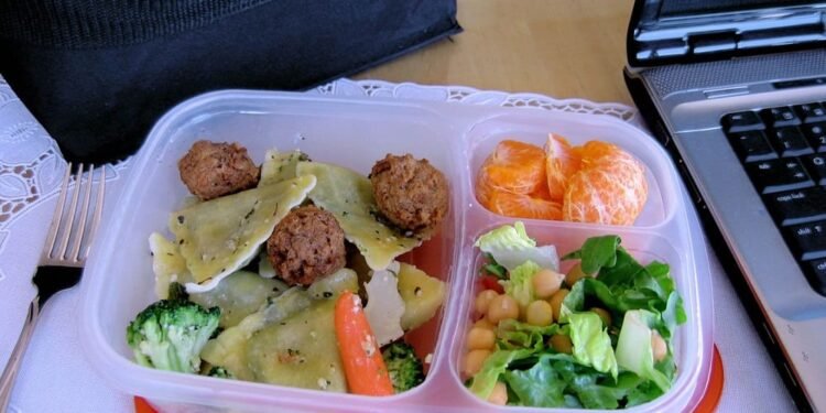 Maioria dos trabalhadores leva marmita para o trabalho, diz estudo