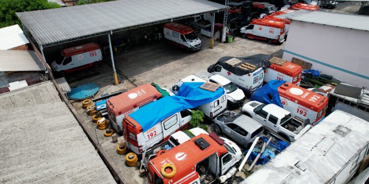 Mais de 20 ambulâncias do Samu estão paradas em oficina com contratos de quase R$ 10 milhões junto à Prefeitura de Manaus