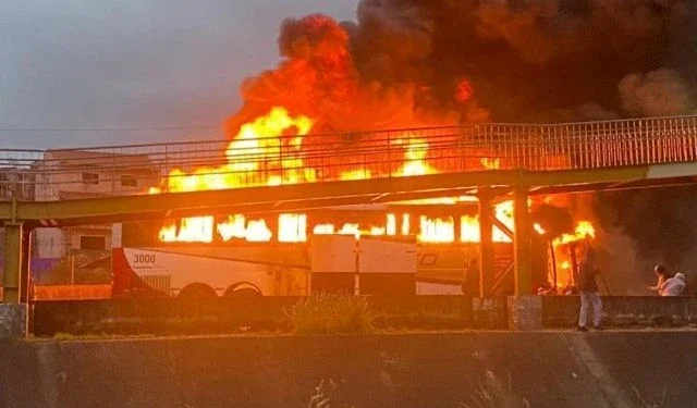 Ônibus do Cruzeiro teria sido incendiado por torcedores da Mancha Verde | Reprodução/Redes sociais