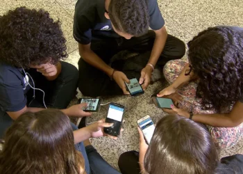 Escolas buscam soluções para regular o uso de celular pelos alunos
