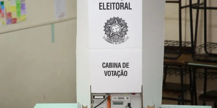 Eleitora é presa após fotografar voto em cabine de votação no bairro Novo Aleixo em Manaus