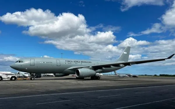 O avião da Força Aérea Brasileira, um KC-30, deve chegar a Beirute por volta de 10h, horário de Brasília, 16h, horário local, retornando em seguida para a capital portuguesa. Foto: Divulgação/FAB